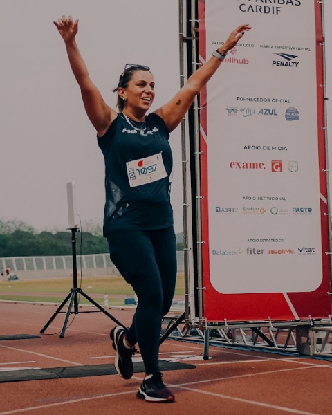 Atleta cruzando linha de chegada
